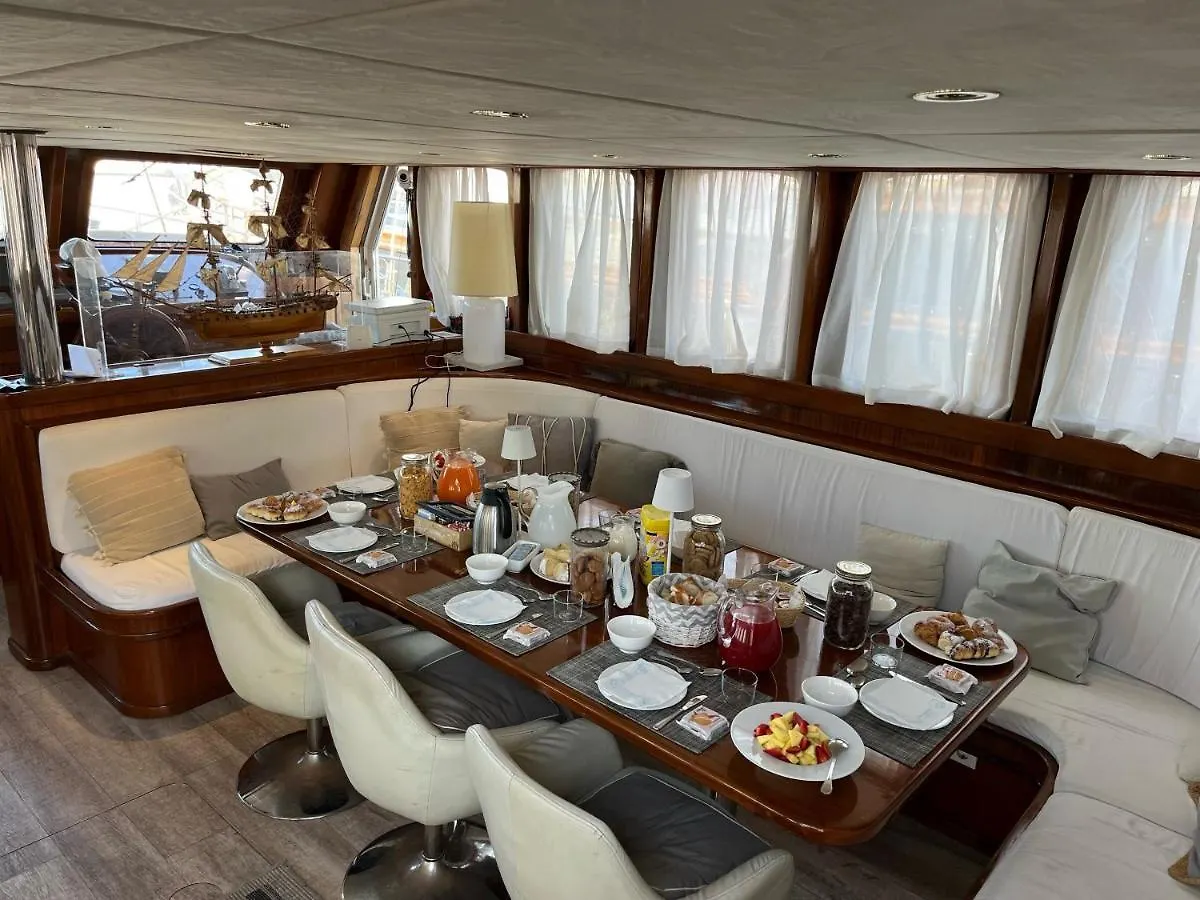 Tersane IV Vincitore 4 Hotel Di Bruno Barbieri Palerme Bateau-hôtel