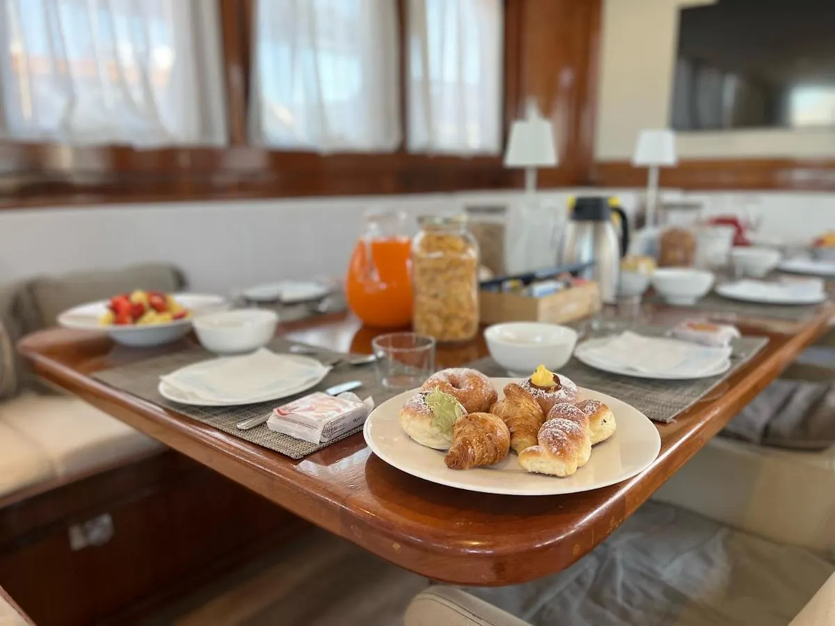 Botel Tersane IV Vincitore 4 Hotel Di Bruno Barbieri Palermo