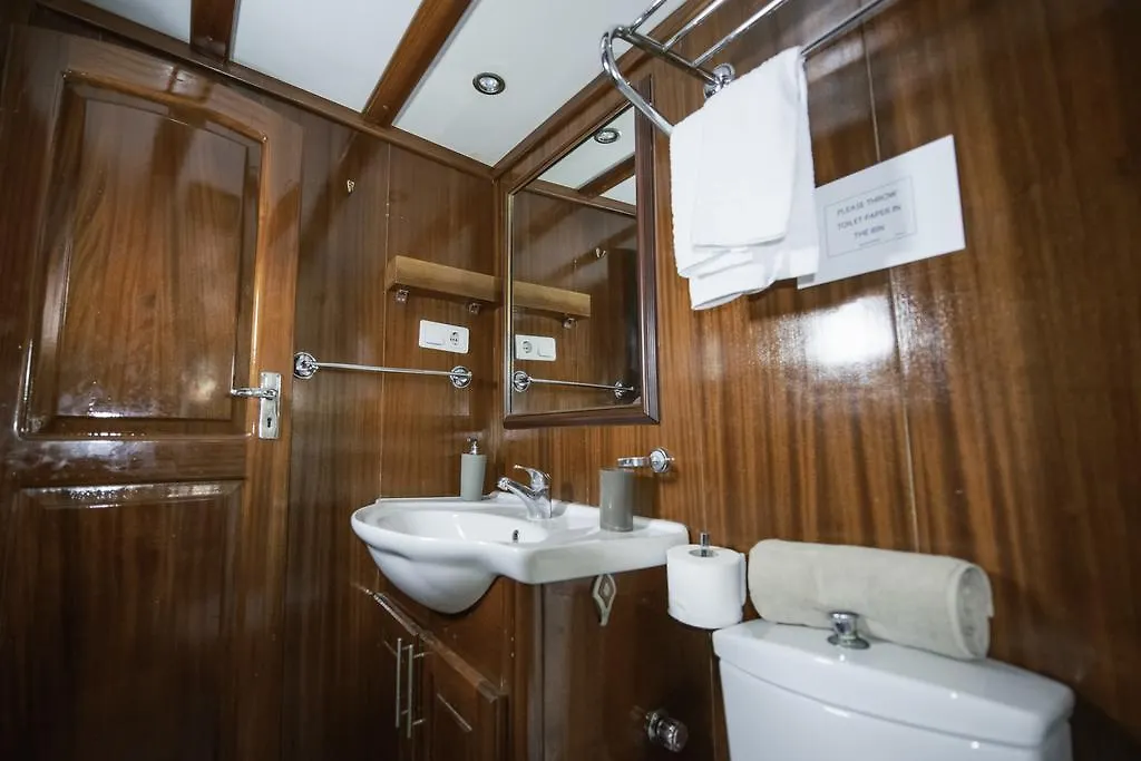 Botel Tersane IV Vincitore 4 Hotel Di Bruno Barbieri Palermo
